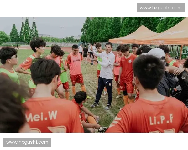 友谊足球联赛激烈开赛 球员们奋勇争先 展现团队精神与竞技风采